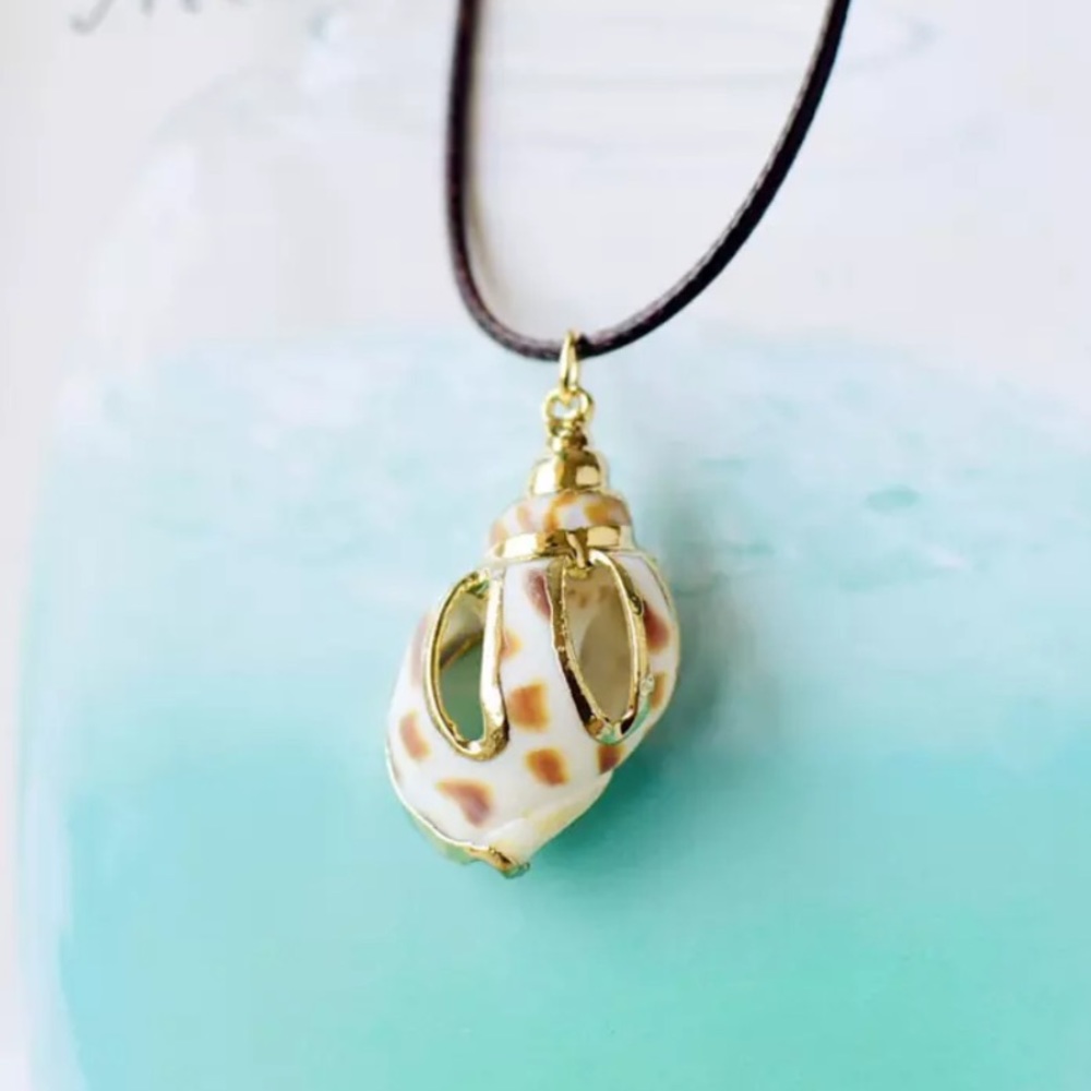NEW Conch Shell Necklace